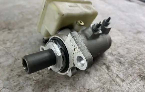 Mercedes-Benz A W168 Master brake cylinder 1684300302