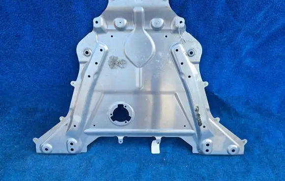BMW 7 G70 Engine splash shield/under tray 1543619 31101543619