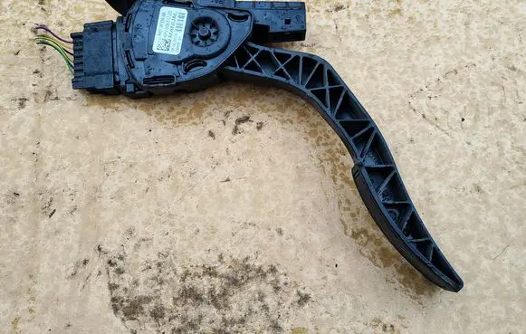 Ford Fiesta Accelerator throttle pedal 8V21-9F836-AB