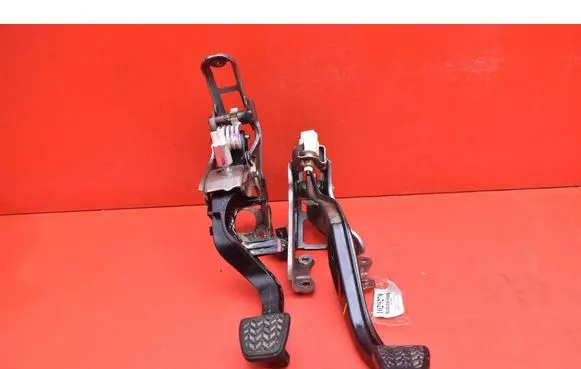 Accelerator throttle pedal