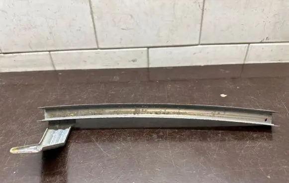 Honda HR-V Front door windshield rail 