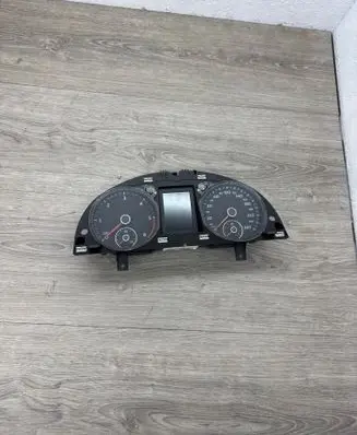Volkswagen PASSAT B7 Speedometer (instrument cluster) 3AA920870J