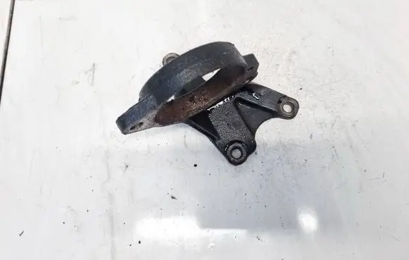 Engine mounting bracket