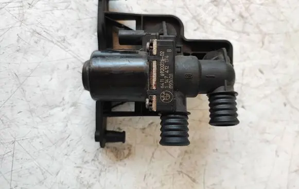 BMW 5 E60 E61 Coolant heater control valve 6920226