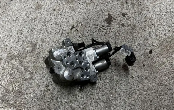 BMW 5 F10 F11 Air suspension compressor 6775258