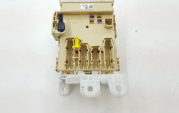 Toyota Auris E180 Fuse module 8922102331