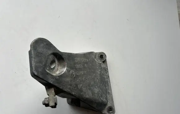 BMW 5 E60 E61 Engine mounting bracket 13807410