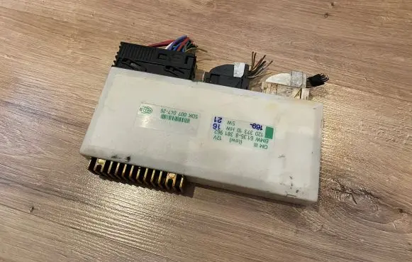 BMW 5 E39 Comfort/convenience module 5DK00704726 61358381962 12037310