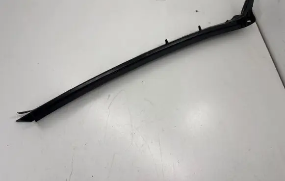 Ford Mustang VI Windshield trim FR3B7602564