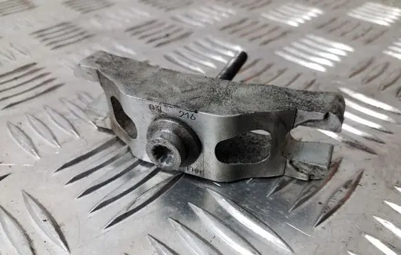 Volkswagen Touran II Fuel Injector clamp holder 03L216
