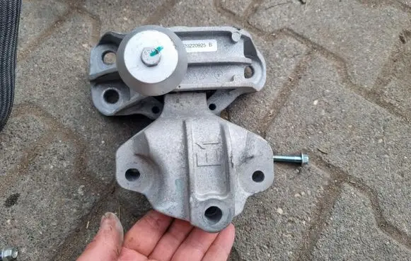 Nissan Qashqai J12 Engine mount vacuum valve 20220925B