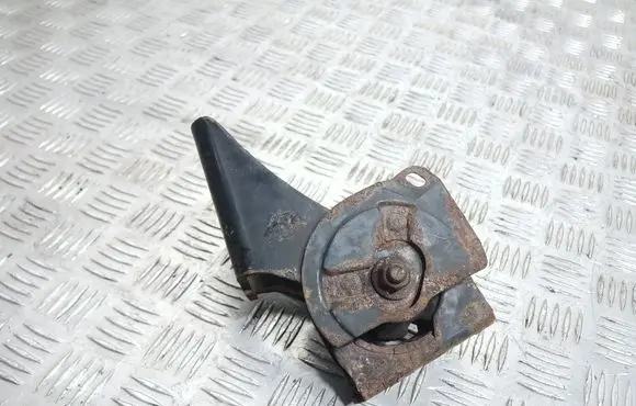 Toyota RAV 4 (XA20) Engine mount bracket