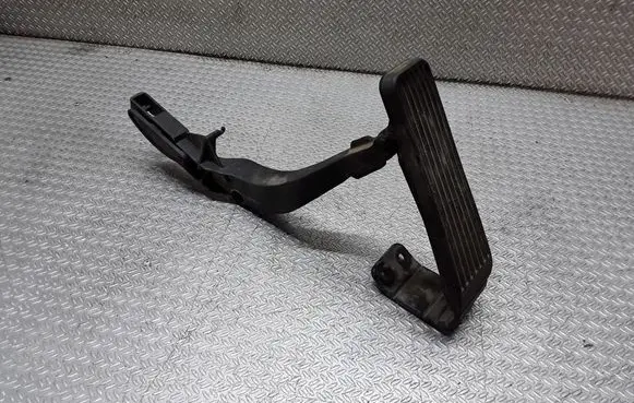 Mercedes-Benz E W210 Accelerator throttle pedal 2203010001