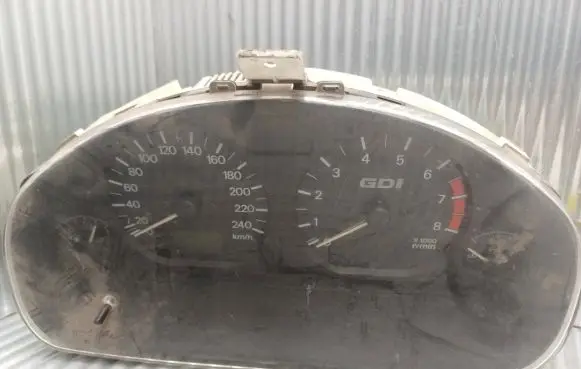 Mitsubishi Carisma Speedometer (instrument cluster) 381347