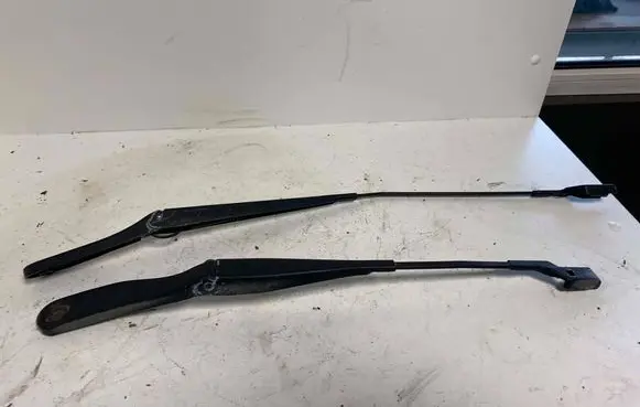 Volvo V50 Front wiper blade arm 8623160 8623159