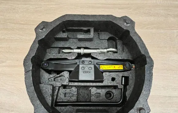 Peugeot 508 Tool set 9681838080