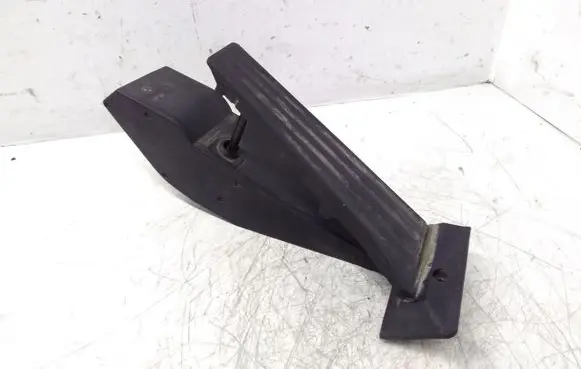 Accelerator throttle pedal