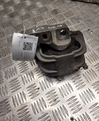 Engine mount bracket