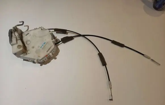 Honda FR-V Front door lock ZAMEK DRZWI PRAWYCH PRZEDNICH Z SIŁOWNIKIEM