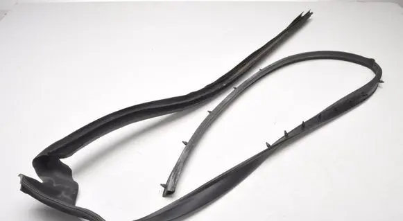 Ferrari California F149 Front door rubber seal 069989100