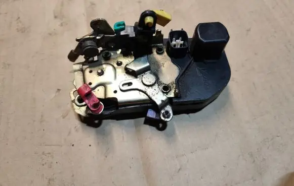 Chrysler Sebring (ST-22 - JR) Front door lock 