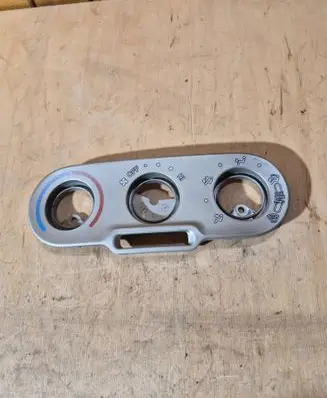 Toyota Yaris Climate control/heater control trim 555190D040