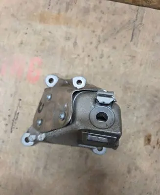 BMW 5 G30 G31 G38 Engine mounting bracket 6870754
