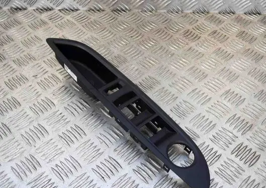 Opel Mokka Front door card panel trim 95025521600R