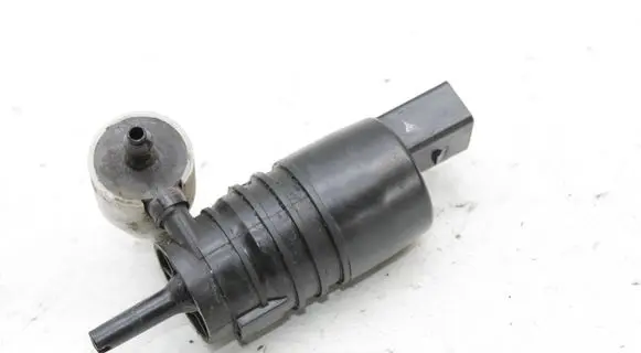 BMW 1 F40 Windscreen/windshield washer pump 7388349