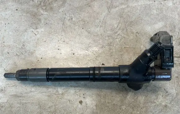 Toyota Avensis T270 Fuel injector 236700R100