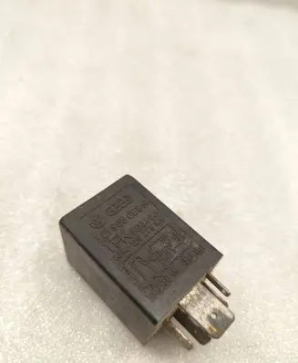 Volkswagen PASSAT B4 Fuel pump relay 321906059H 873015313