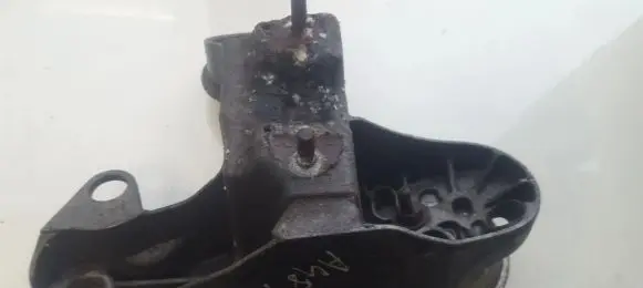 Engine mounting bracket