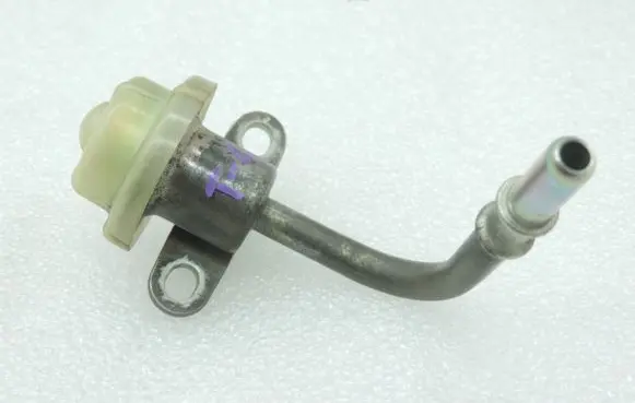 Toyota RAV 4 (XA20) Fuel pressure regulator 2327028020