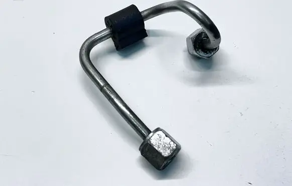 Volkswagen Jetta VI Fuel injector supply line/pipe 03L130301F
