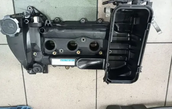 Toyota Yaris Rocker cam cover 112100002