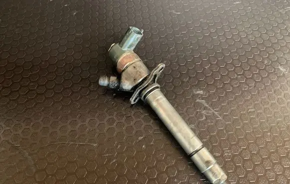 Volvo XC90 Fuel injector 8658352