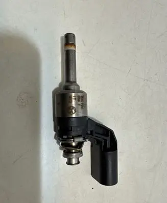Volkswagen Golf VI Fuel injector 03C906036F