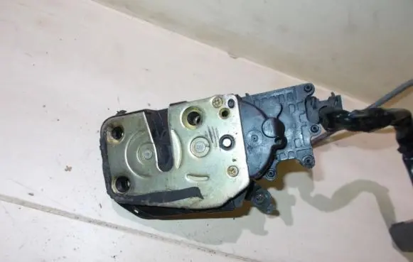 Mazda 626 Front door lock 1528007001