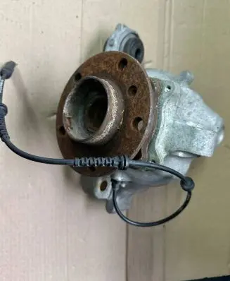 BMW M5 Rear wheel hub 2284141