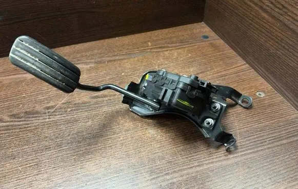 Renault Trafic II (X83) Accelerator throttle pedal 8200289176 93851978 6PV00811933