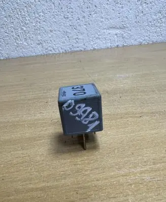Volkswagen PASSAT B5 Other relay 8D0951253 D9981