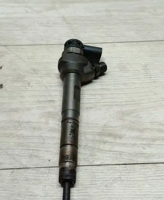 Volkswagen PASSAT B8 Fuel injector 0445110369