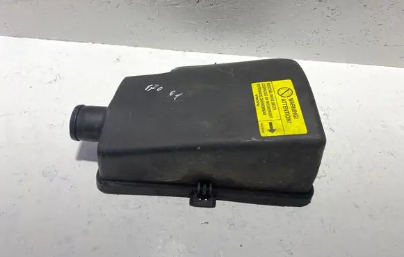 Volvo V70 Fuse box cover 8651137