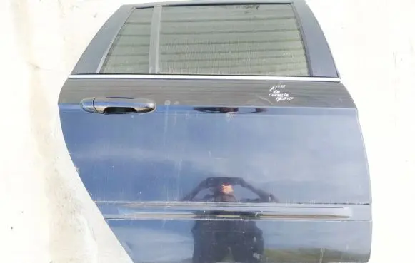 Chrysler Pacifica Rear door juodos