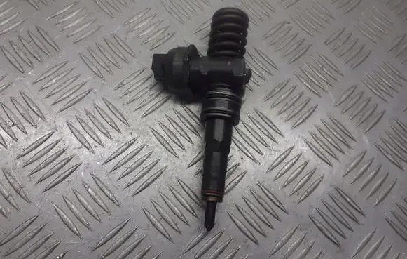 Volkswagen PASSAT B6 Fuel injector 038130073AG