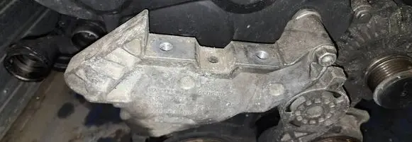 Volkswagen PASSAT B6 Engine mounting bracket 03g199207e