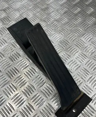 Accelerator throttle pedal