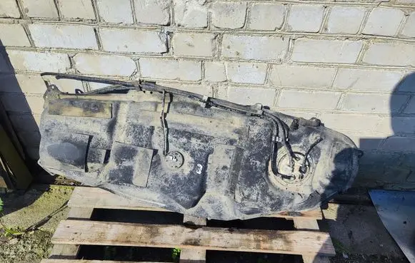 Toyota RAV 4 (XA40) Fuel tank 