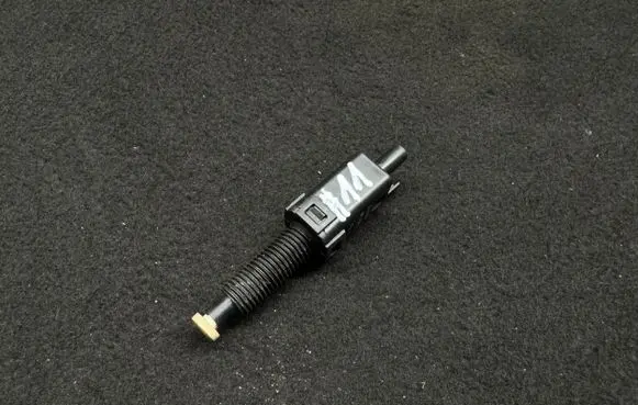 Volkswagen PASSAT B5 Brake pedal sensor switch 811907343B