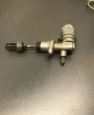 Suzuki Grand Vitara I Clutch master cylinder